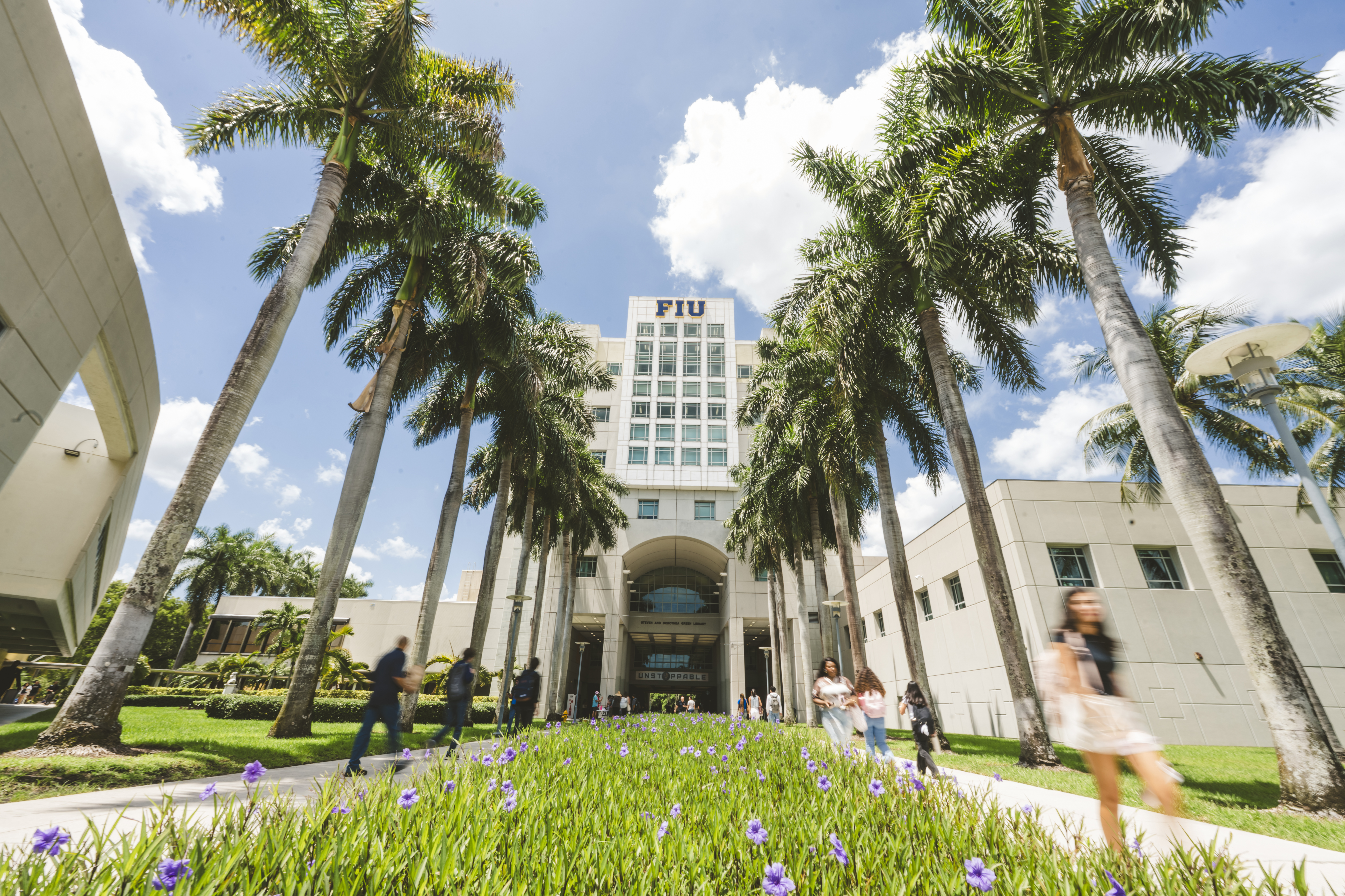 First week of Fall 2025 in front of the Steven and Dorothea Green Library